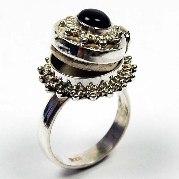 Ring Silver Circle Stone Raised With Facy Edges Amethyst