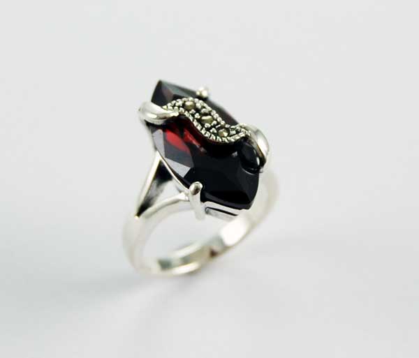 Ring Silver Oval Point Stone Garnet With Marcasites