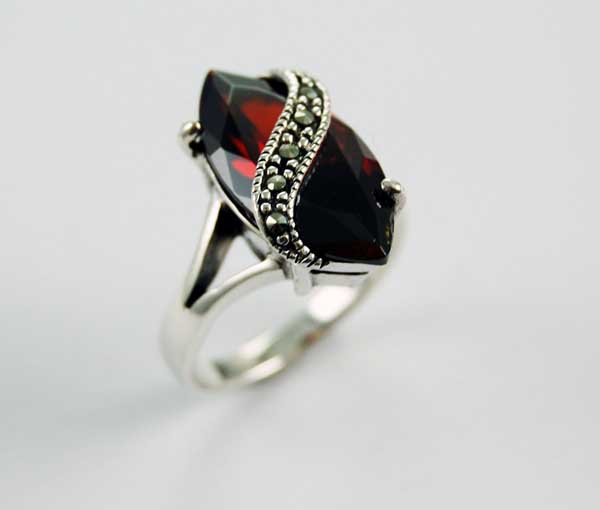 Ring Silver Oval Point Stone Garnet With Marcasite Strip