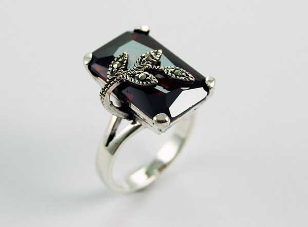 Ring Silver Rectangle Stone Garnet With Marcasite Leaves
