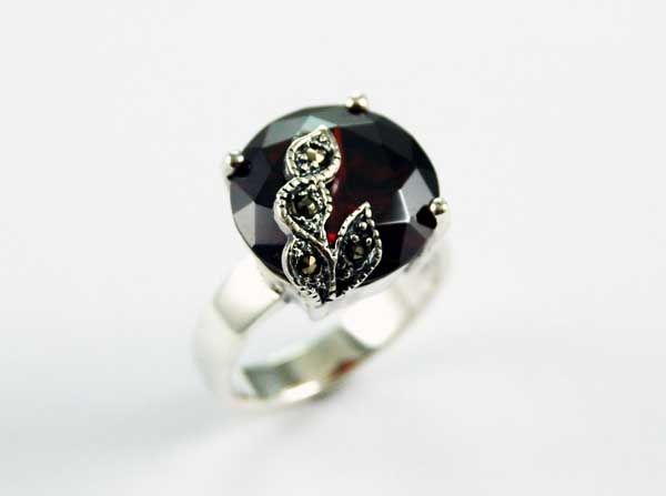 Ring Silver Circle Stone Garnet With Marcasite Leaves