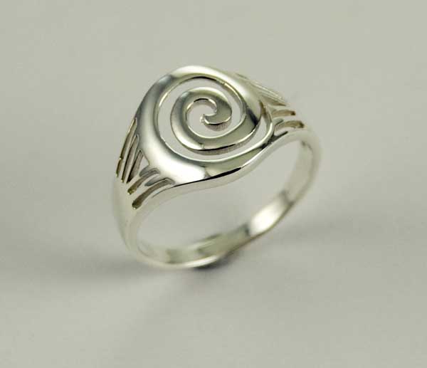 Ring Silver Swirl Centre Circle Cut Design